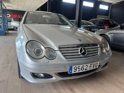 Usado Mercedes C180 Sport Edition 143 CV (105 kW) 2007 Gris / plata Berlina