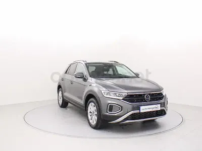 Usado VW T-Roc 150 CV (110 kW) 2025 Gris / plata SUV