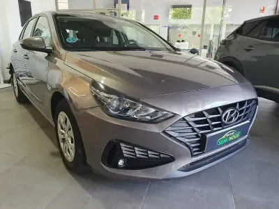 Usado Hyundai i30 110 CV (80 kW) 2022 Gris / plata Berlina