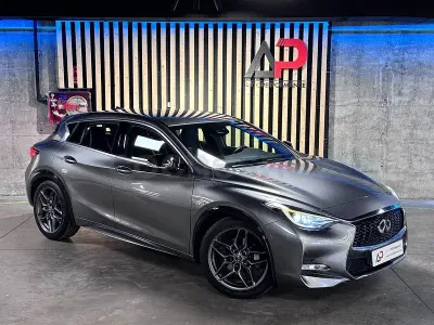 Usado Infiniti Q30 Sport Tech 170 CV (125 kW) 2017 Gris / plata Berlina