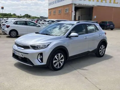 Usado Kia Stonic 101 CV (74 kW) 2022 Gris SUV