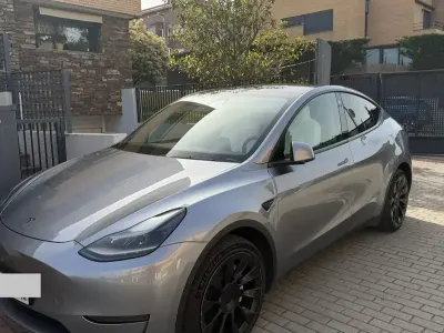 Usado Tesla Model Y 378 kW (514 CV) 2023 Gris / plateado SUV