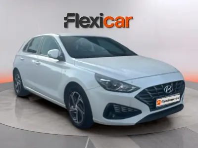 Usado Hyundai i30 120 CV (88 kW) 2022 Blanco Berlina