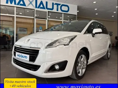 Usado Peugeot 5008 Active 120 CV (88 kW) 2016 Blanco Monovolumen