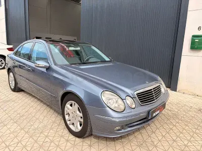 Usado Mercedes E220 Avantgarde 150 CV (110 kW) 2005 Azul Berlina