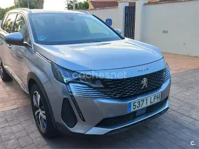 Usado Peugeot 5008 Allure 130 CV (95 kW) 2021 Gris / plata SUV