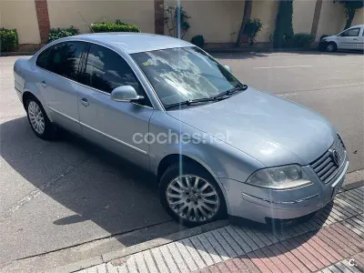 Usado VW Passat Highline 130 CV (95 kW) 2004 Gris / plata Berlina