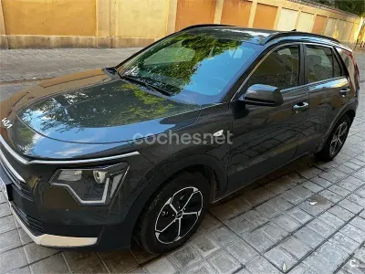 Usado Kia Niro 141 CV (103 kW) 2024 Gris / plata SUV