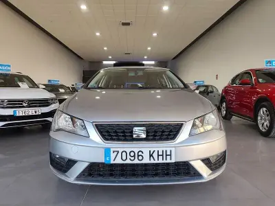 Usado Seat Leon Reference 115 CV (84 kW) 2018 Gris / plata Berlina