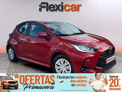 Usado Toyota Yaris Hybrid Style 116 CV (85 kW) 2022 Rojo Berlina