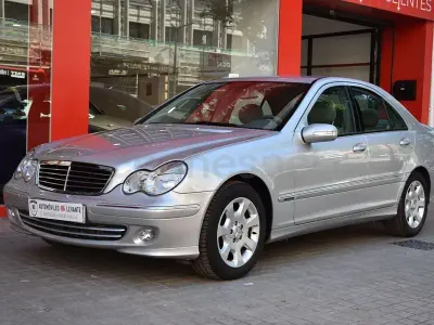 Usado Mercedes C220 Elegance 150 CV (110 kW) 2005 Gris / plata Berlina