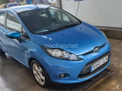 Usado Ford Fiesta Trend 68 CV (50 kW) 2009 Azul Berlina