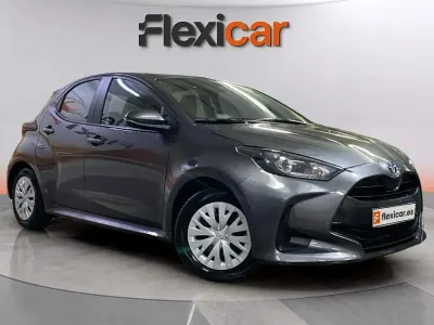 Usado Toyota Yaris Hybrid Active 116 CV (85 kW) 2023 Rojo Berlina