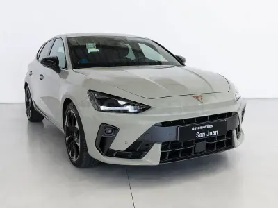 Usado Cupra Leon 204 CV (150 kW) 2025 Gris / plata Berlina