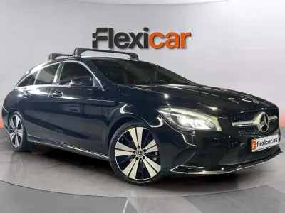Usado Mercedes CLA200 Shooting Brake 136 CV (100 kW) 2019 Negro Familiar