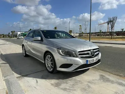 Usado Mercedes A180 Urban 109 CV (80 kW) 2014 Gris / plata Berlina