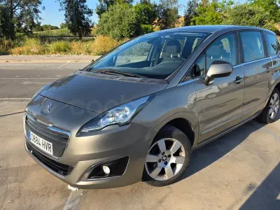 Usado Peugeot 5008 Active 120 CV (88 kW) 2014 Beige Monovolumen