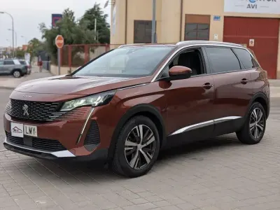 Usado Peugeot 5008 GT 180 CV (132 kW) 2021 Marrón SUV