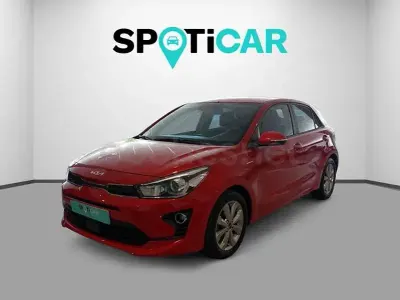 Usado Kia Rio 100 CV (73 kW) 2022 Rojo Berlina