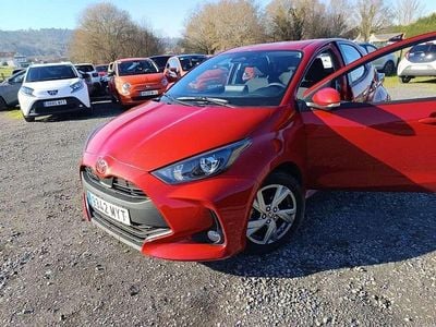 Rojo Usado 2025 Toyota Yaris Hybrid Active Utilitario | 19.450 € (Precio justo)