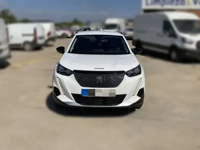 Usado Peugeot 2008 Allure 110 CV (80 kW) 2022 Blanco SUV