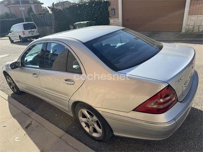 Usado Mercedes C220 Elegance 143 CV (105 kW) 2005 Gris / plata Berlina