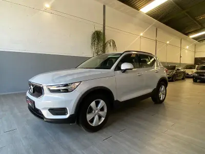 Usado Volvo XC40 Momentum 156 CV (114 kW) 2020 Gris / plata SUV