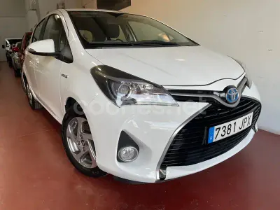 Usado Toyota Yaris Hybrid Active 100 CV (73 kW) 2016 Blanco Berlina
