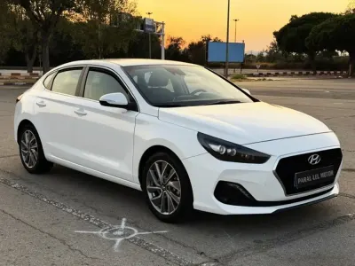 Usado Hyundai i30 120 CV (88 kW) 2018 Blanco Berlina