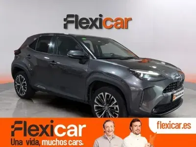 Usado Toyota Yaris Plus 116 CV (85 kW) 2022 Gris Utilitario