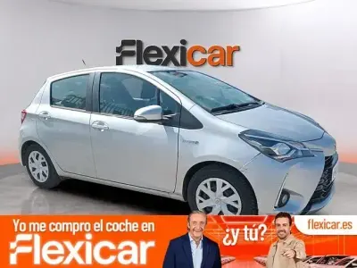 Usado Toyota Yaris Hybrid Active 100 CV (73 kW) 2019 Gris Berlina