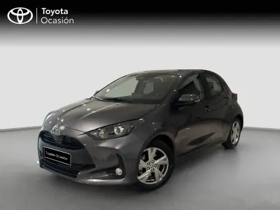Usado Toyota Yaris 116 CV (85 kW) 2025 Gris Utilitario