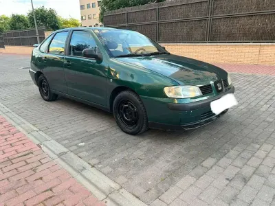 Używany Seat Cordoba Stella 90 KM (66 kW) 2000 Zielony Hatchback