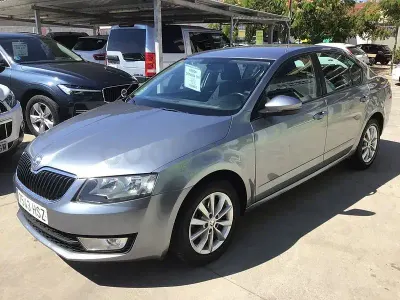 Usado Skoda Octavia Elegance 150 CV (110 kW) 2013 Gris / plata Berlina