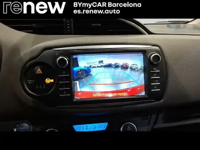 Usado Toyota Yaris Hybrid Advance 75 CV (55 kW) 2017 Rojo Berlina