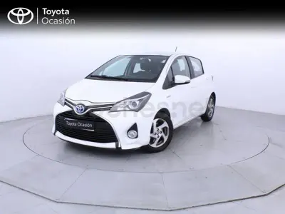 Usado Toyota Yaris Hybrid Active 100 CV (73 kW) 2015 Blanco Berlina