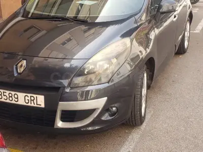 Usado Renault Scénic Dynamique 105 CV (77 kW) 2009 Gris / plata Monovolumen