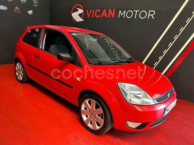Usado Ford Fiesta 101 CV (74 kW) 2004 Rojo Coupe