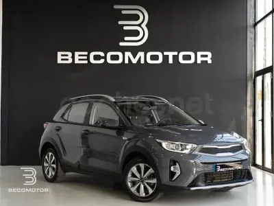Usado Kia Stonic 84 CV (61 kW) 2023 Gris / plata SUV