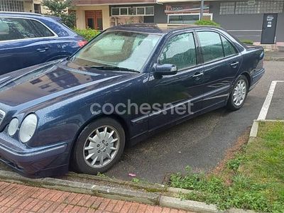 Usado Mercedes E270 Elegance 170 CV (125 kW) 2000 Azul Berlina