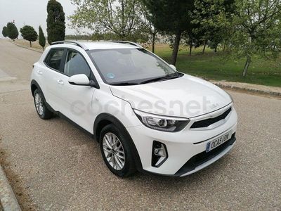 Usado Kia Stonic 84 HP (61 kW) 2022 Branco SUV