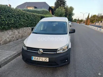 Usado VW Caddy Maxi Trendline 110 CV (80 kW) 2020 Blanco Monovolumen