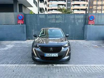 Usado Peugeot 2008 Active 110 CV (80 kW) 2022 Gris / plata SUV