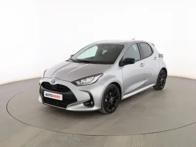 Usado Toyota Yaris Hybrid Style 116 CV (85 kW) 2022 Gris Berlina