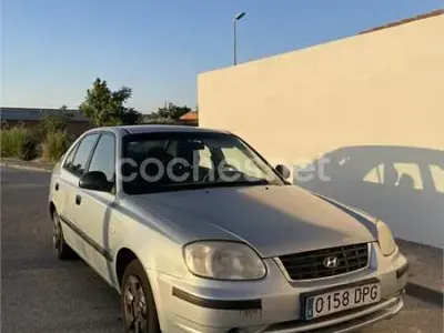 Usado Hyundai Accent 81 CV (59 kW) 2005 Gris / plata Berlina