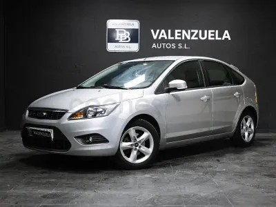 Usado Ford Focus Trend 109 CV (80 kW) 2009 Gris / plata Berlina