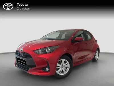 Usado Toyota Yaris Active 116 CV (85 kW) 2022 Rojo Utilitario