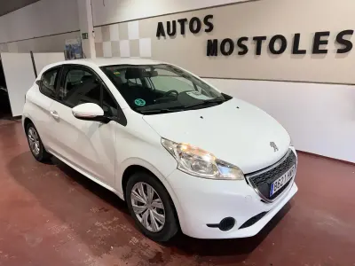 Usado Peugeot 208 Allure 82 CV (60 kW) 2012 Blanco Utilitario