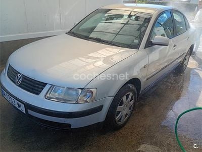 Gris / plata Usado 1998 VW Passat Berlina | 1300 € (Precio justo)