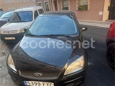 Usado Ford Focus Trend 100 CV (73 kW) 2007 Negro Berlina